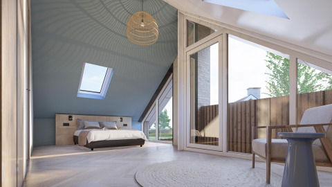 Camera moderna in Duinvilla Wellness con soffitto inclinato, grandi finestre e luce naturale abbondante.