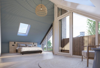 Modernes Schlafzimmer in Duinvilla Wellness mit großen Fenstern, Schrägdach und stilvoller Einrichtung.