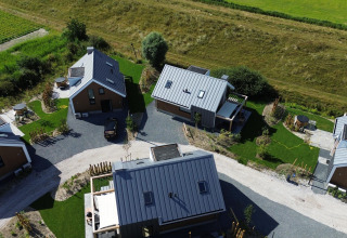Vista aerea del lodge Duinvilla Wellness con moderne villette, spazi verdi e aree relax all'aperto.