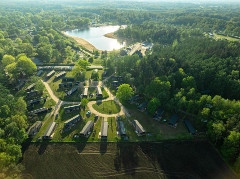 Luchtfoto van de safaritent Glamfield Lodge I bij Wilsumer Berge, Duitsland, omgeven door bos en meer.
