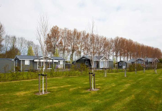 Ferienhäuser und gepflegte Wiesen im EuroParcs Bad Meersee, einem Ferienpark in Zeeland, Niederlande.