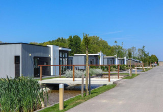 Moderne Ferienhäuser im EuroParcs Bad Meersee, Zeeland, Niederlande, neben Wasser und Natur gelegen.