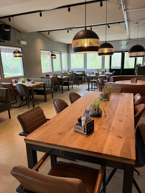 Sala da pranzo moderna al campeggio de Bouwte a Groningen, Paesi Bassi, con illuminazione elegante.
