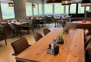 Sala da pranzo moderna al campeggio de Bouwte a Groningen, Paesi Bassi, con illuminazione elegante.