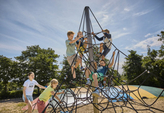 Bambini che giocano e arrampicano sulla struttura a corde a Emmerbølle Strand Camping nel sud della Danimarca.