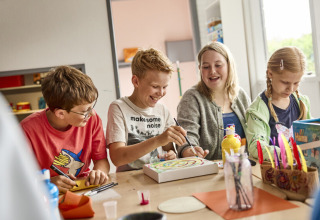 Des enfants et des adolescents font des activités créatives à Emmerbølle Strand Camping, au sud du Danemark.