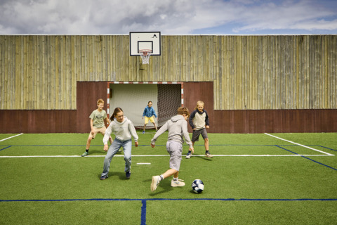 Des enfants jouent au football sur un terrain multisports à Emmerbølle Strand Camping, au sud du Danemark.