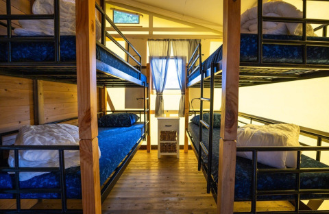 Innenraum eines Safarizelts mit zwei Etagenbetten und Holzboden auf dem Campingplatz Roland, Niederlande.