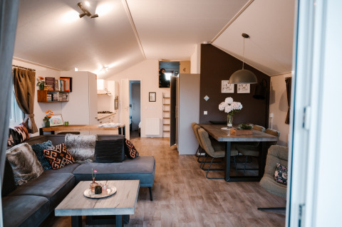 Helles Wohnzimmer und Essbereich in der Veluwe Lounge + Sauna im Erholungspark De Boshoek, Niederlande.