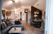 Moderne stue og spisestue i Veluwe lounge + sauna på Recreation park De Boshoek, Holland.