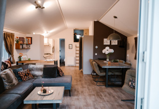 Helles Wohnzimmer und Essbereich in der Veluwe Lounge + Sauna im Erholungspark De Boshoek, Niederlande.