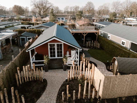 Veluwe lounge lodge con sauna al parco ricreativo De Boshoek, Paesi Bassi, giardino e sentiero.