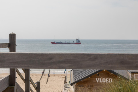 Vista desde la cabaña Strand Dishoek 342 en Dishoek, Países Bajos, con barco y playa de fondo.