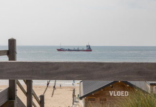 Vista desde la cabaña Strand Dishoek 342 en Dishoek, Países Bajos, con barco y playa de fondo.