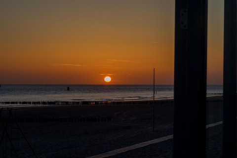 Atardecer sobre el mar visto desde Beach sleeping cabin «Strand Dishoek 342» en Dishoek, Países Bajos.
