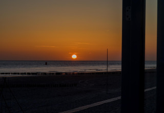 Atardecer sobre el mar visto desde Beach sleeping cabin «Strand Dishoek 342» en Dishoek, Países Bajos.