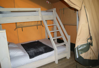 Innenansicht vom Safari-Zelt WOOD auf dem Campingplatz des Tourbières in Frankreich mit Etagenbett.