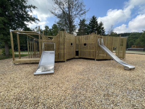 Parco giochi con struttura in legno e scivoli a Le Hameau de l'Ourthe, Belgio Lussemburgo.