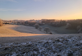 Landskab ved solopgang med frost på markerne i nærheden af Le Hameau de l'Ourthe, Belgien, Luxembourg.