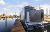 Péniche moderne Houseboats «Lemmer» amarrée à Marina Lemmer aux Pays-Bas, vue depuis le quai.