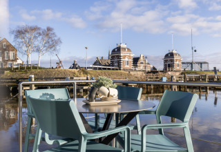 Tavolo esterno su Houseboats «Lemmer» a Marina Lemmer, nei Paesi Bassi, vista su edifici e canale.