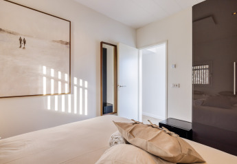 Camera moderna su Houseboats «Lemmer» con quadro, cuscini e luce naturale alla Marina Lemmer, Paesi Bassi.
