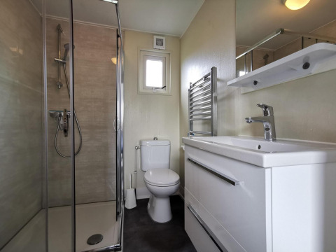 Salle de bains moderne du Chalet Basic à De Woudhoeve, Pays-Bas, avec douche, WC et lavabo.