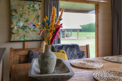Zona pranzo lodge moderna con vaso rustico e fiori secchi a Landrijk de Reesprong, Paesi Bassi.
