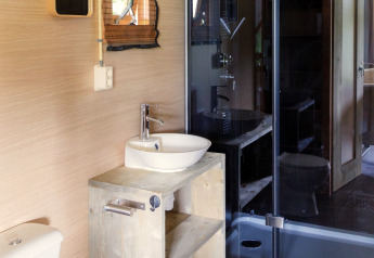 Modernes Badezimmerinterieur in der Luxe Lodge, Landrijk de Reesprong, Niederlande, mit Dusche und Waschbecken.