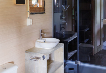 Modernes Badezimmerinterieur in der Luxe Lodge, Landrijk de Reesprong, Niederlande, mit Dusche und Waschbecken.