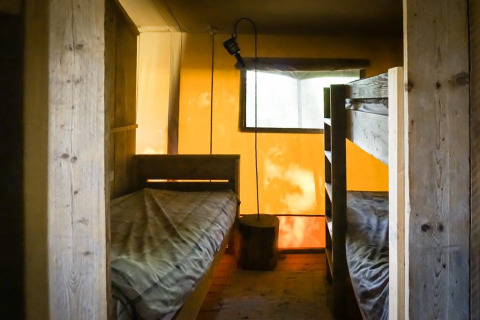 Interior de una tienda safari de lujo en Landrijk de Reesprong, Países Bajos, con literas y paredes de madera.