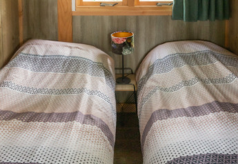 Due letti singoli con piumoni decorati in un lodge di lusso al Landrijk de Reesprong nei Paesi Bassi.