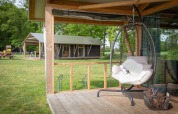 Gemütlicher Hängesessel auf der Terrasse einer Luxe Lodge bei Landrijk de Reesprong, Niederlande.