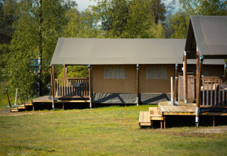 Safari tent Glamfield Lodge I bij Wilsumer Berge in Duitsland, met houten terrassen in groene natuur.