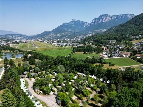 Luftaufnahme von Family's Camping Le Savoy mit Bergen und Feldern in Auvergne-Rhône-Alpes, Frankreich.