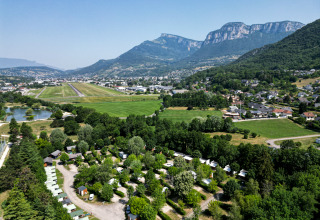 Luchtfoto van Family's Camping Le Savoy omgeven door bergen en groen in Auvergne-Rhône-Alpes, Frankrijk.