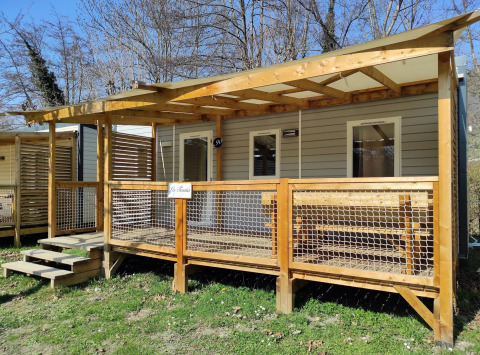 Casa in legno con veranda coperta presso Family's Camping Le Savoy in Alvernia-Rodano-Alpi, Francia.
