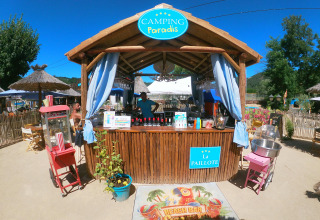 Strandbar met Camping Paradis Family des Issoux borden in het zonnige Auvergne-Rhône-Alpes, Frankrijk.