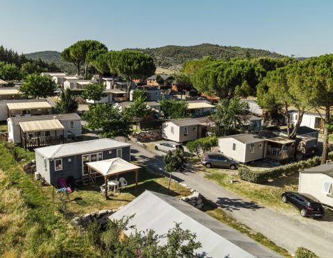 Villaggio vacanze Flower Camping Provence Vallée con case mobili e verde in Provenza-Alpi-Costa Azzurra, Francia.