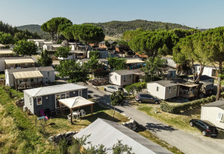 Parc de vacances Flower Camping Provence Vallée avec mobil-homes et verdure en Provence-Alpes-Côte d’Azur, France.