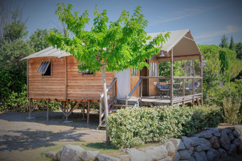 Houten hut met overdekt terras bij Flower Camping Provence Vallée in Provence-Alpes-Côte d’Azur, Frankrijk
