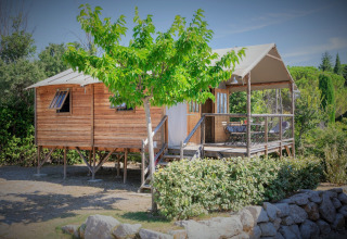 Cabane en bois avec terrasse couverte au Flower Camping Provence Vallée en Provence-Alpes-Côte d’Azur, France