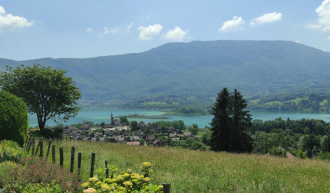 Zicht op dorp, meer en bergen vanaf Family's Camping Le Savoy in Auvergne-Rhône-Alpes, Frankrijk.
