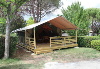 Holzterrasse und Zeltunterkunft in ruhiger Natur im Flower Camping Provence Vallée, Provence-Alpes-Côte d’Azur.
