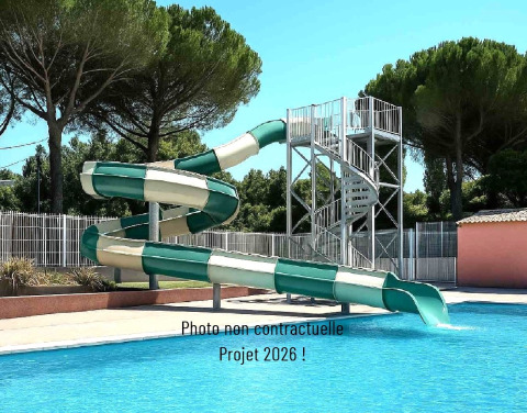 Wasserrutsche an einem Pool in einer Ferienanlage, von Bäumen umgeben, mit Hinweis auf ein Projekt 2026.