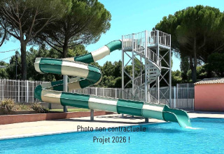 Wasserrutsche an einem Pool in einer Ferienanlage, von Bäumen umgeben, mit Hinweis auf ein Projekt 2026.
