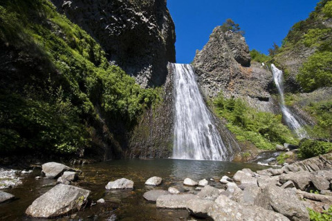 Cascade impressionnante entourée de rochers et de verdure vers Lalevade d'Ardèche, Auvergne-Rhône-Alpes.