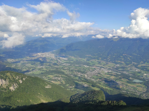 Vista panorámica de valles verdes, campos y montañas cerca de Family's Camping Le Savoy en Auvergne-Rhône-Alpes, Francia.
