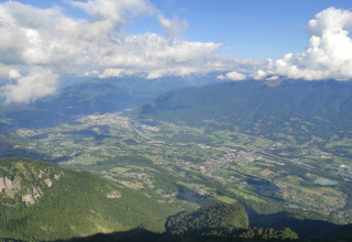 Udsigt over grønne dale, marker og bjerge nær Family's Camping Le Savoy i Auvergne-Rhône-Alpes, Frankrig.