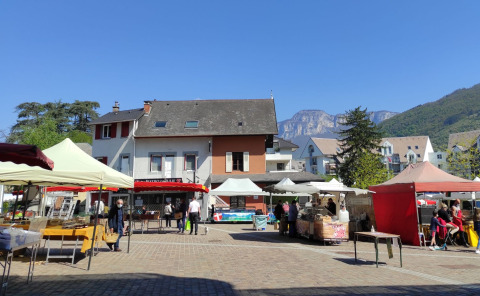 Gezellige markt met kraampjes bij Family's Camping Le Savoy in de regio Auvergne-Rhône-Alpes, Frankrijk.